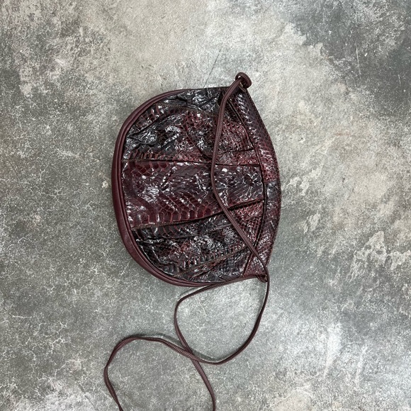 Vintage leather Burgundy Textured Crossbody Bag - Picture 6 of 6